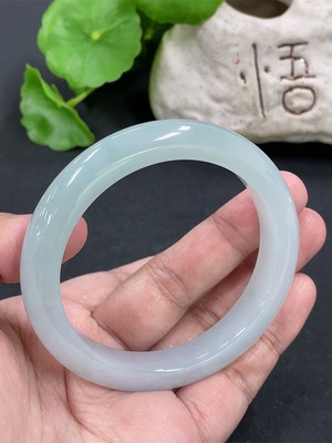 F43135416 翡翠正圈手镯 圈口56mm 货品总约重53.92g