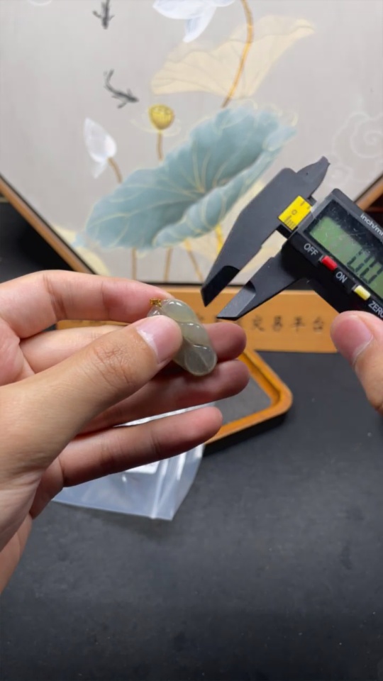 F29337783 Jadeite Leaf Ppendant with 18k Gold Clasp, Total Weight Approx. 3.6g