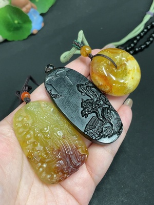 H32804440 Xiuyu (serpentine jade) pendant