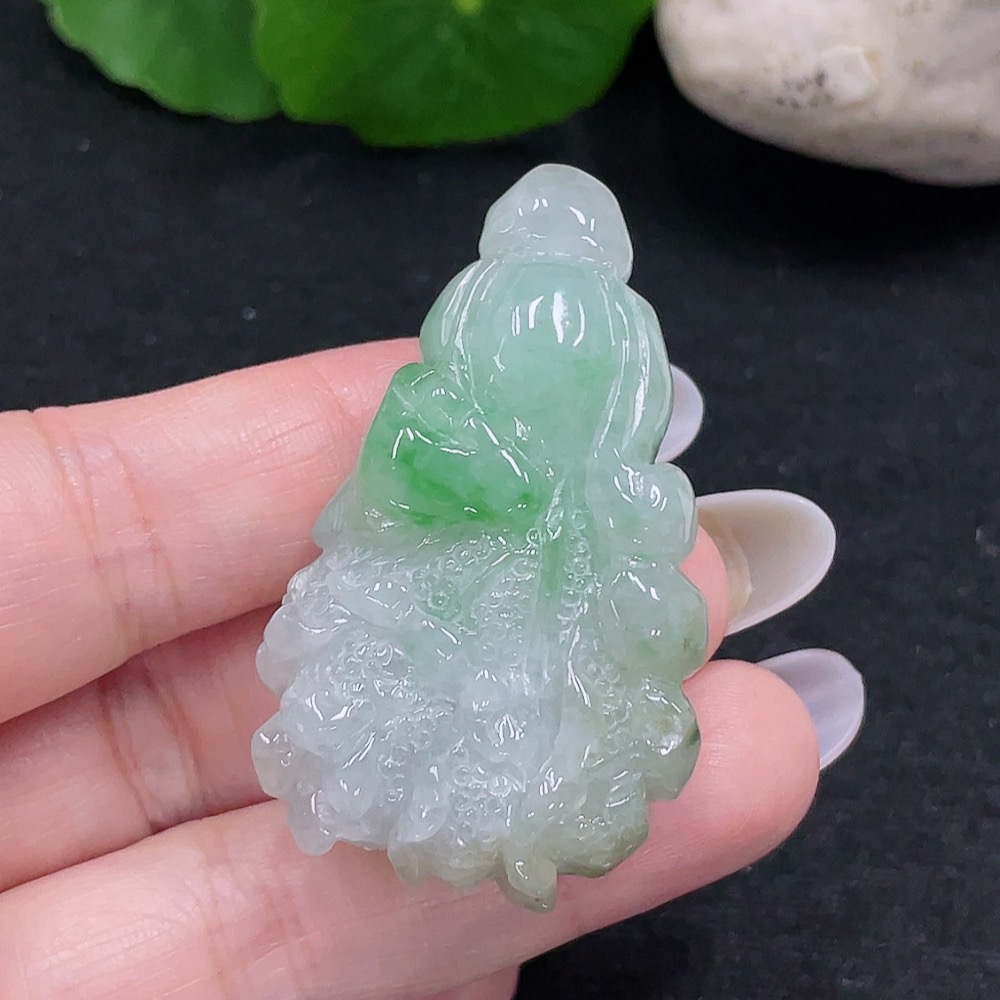 F33900215 Jadeite cabbage pendant with a total weight of approximately 27.5 grams