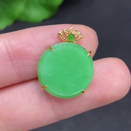 F33906811 Jadeite Plain Pendant Inlaid Pendant (74% Gold Content) Total Weight Approximately 2g