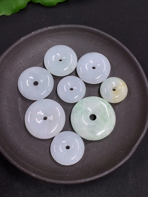 F42956032 翡翠平安扣一手走 货品总重约31.3克