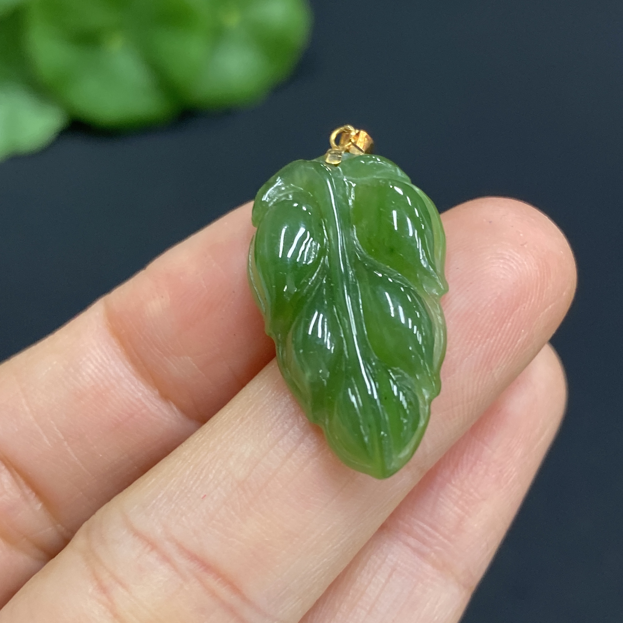 H27059920 Hetian Jade Pendant Leaf with 18K Gold Clasp Total Weight Approx. 2.4g