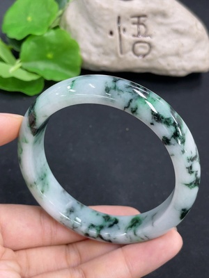 F46571104 翡翠正圈手镯  货品总重约63.3g  含其他矿物成分 圈口58