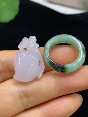 F34024691 Jadeite Pendant/Ring (Size 10 containing other mineral components)