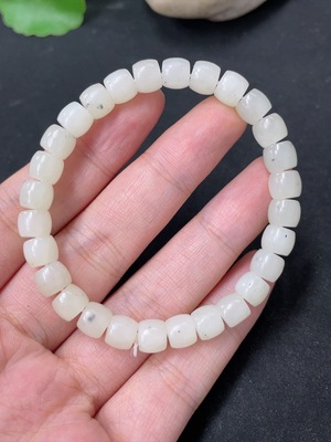 H42993603 和田玉手串    卡6.5mm左右  货品总重约15.2g