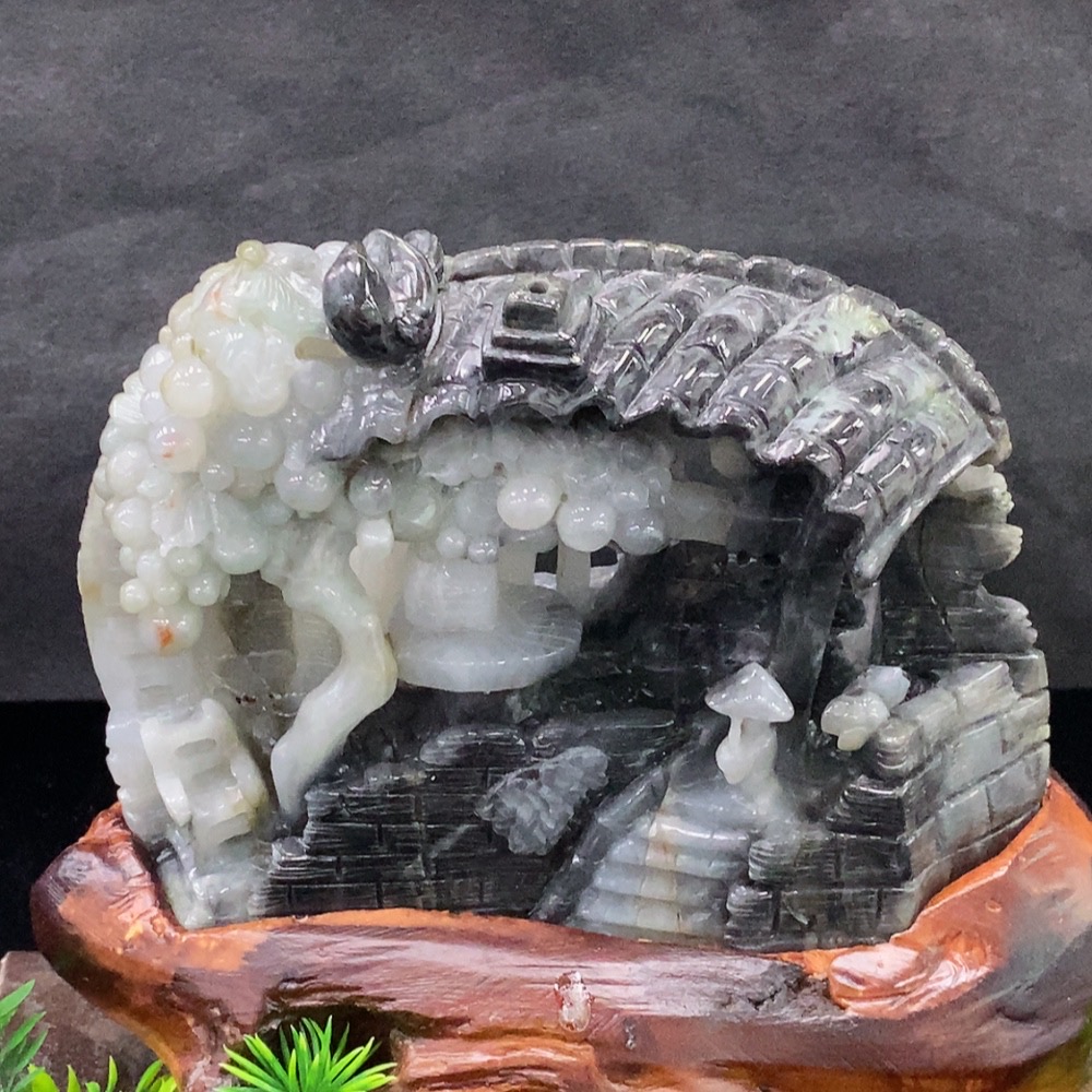 F34045723 Jadeite ornament with base, fractured