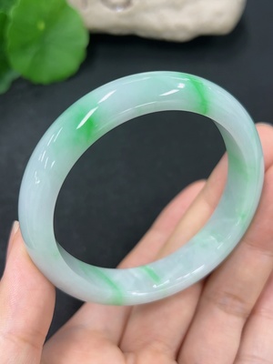 F41949731 翡翠正圈手镯 货品总重约44.15g  圈口52.2