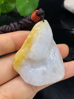 F28268126 Jadeite free-form pendant with a total weight of approximately 29.31g (including cord), color origin undetermined