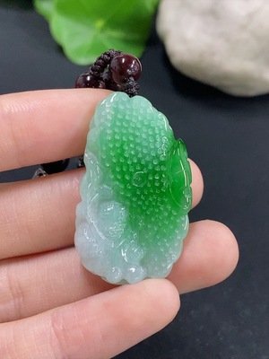F46548653 翡翠荷叶鱼挂件 货品总重约19.15g