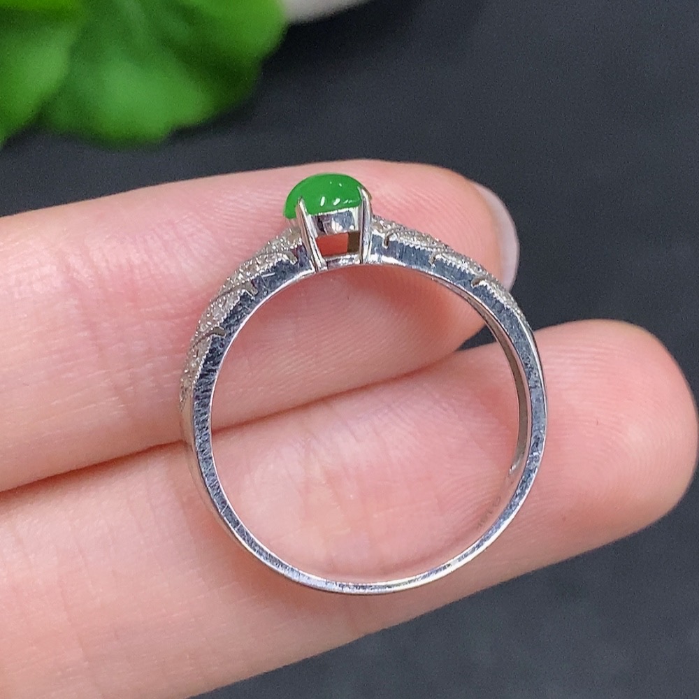 F33942207 Jadeite Cabochon Ring 18k Gold Total Weight Approx. 2.5g Size 16 Accented with Diamonds