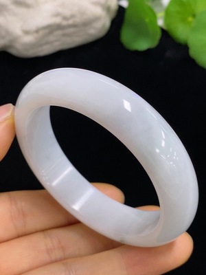 F46516711 翡翠正圈手镯  货品总重约56.3g  圈口52.5