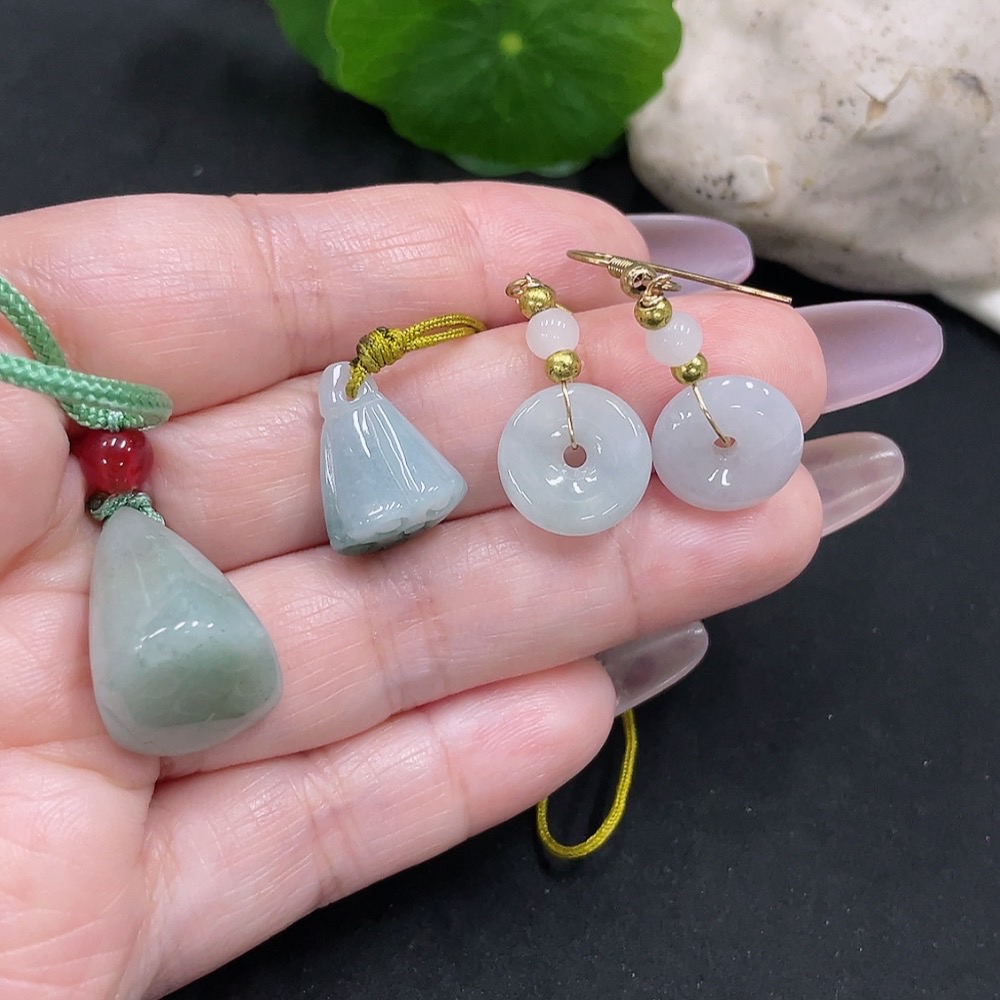 F35128019 Jadeite Pendant + Earrings Sell as a Lot (Non-Gold Inlaid) (Beads Non-A)