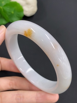 F46556116 翡翠正圈手镯 货品总重量约82.5克 圈口64.6 颜色成因未定