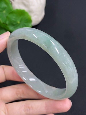 F42967663 翡翠正圈手镯 货品总重量约47.5克 圈口60