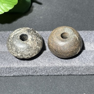 W40801534 存疑 西亚高古纺车轮石质珠一对 大年份高古老珠子