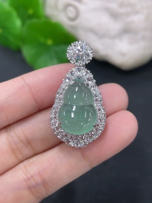 F46551696 翡翠镶嵌葫芦吊坠 18k 配镶钻石 货品总约重5.88g