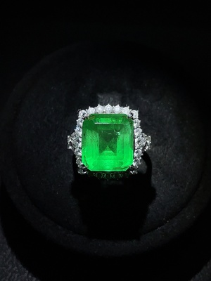C31577860 18K Gold Emerald Ring Clarity Enhanced Total Weight Approx. 7.39g Size 18 Guild Certificate: Minor Oil Colombia Origin Vivid Green 8.13ct