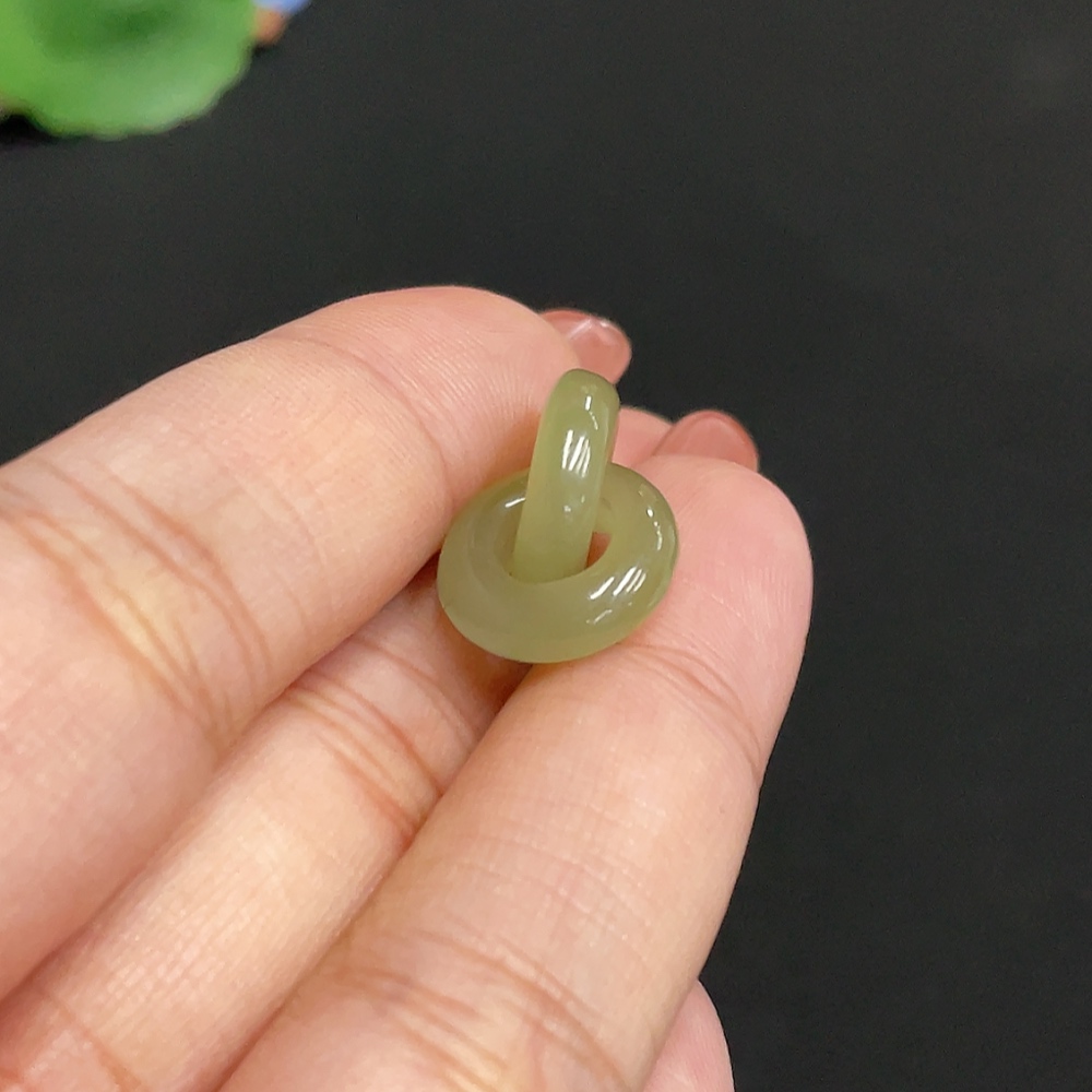 H34074525 Hetian Jade Pendant Total Weight About 2.3g