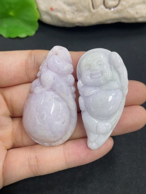 F46562290 翡翠挂件 一手走 含其他矿物成分 蜡多