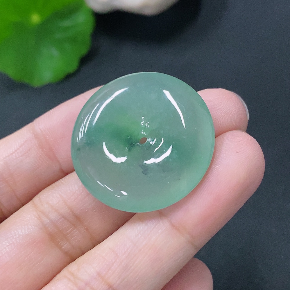 F33829586 JadeitePendant Peace Knot