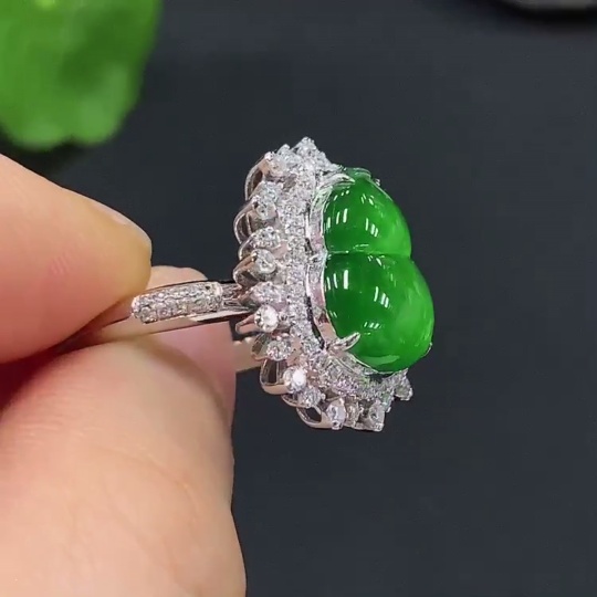 F17838435 Jadeite Gourd Inlaid Ring (18K Gold)