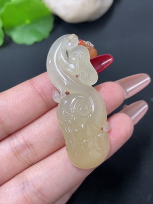 H39571139 和田玉挂件 如意   配珠非和田玉  货品总重约（含绳）13.5g
