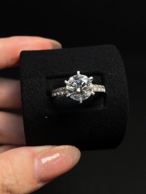 Z42963072 钻石镶嵌戒指  Pt900  14圈口 货品总重约6.31克  印记  D2.51ct   d0.39ct