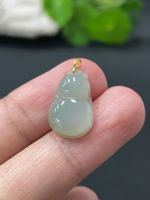 F28229880 Jadeite Gourd Pendant with 18k Gold Clasp, Total Weight Approx. 1.06g