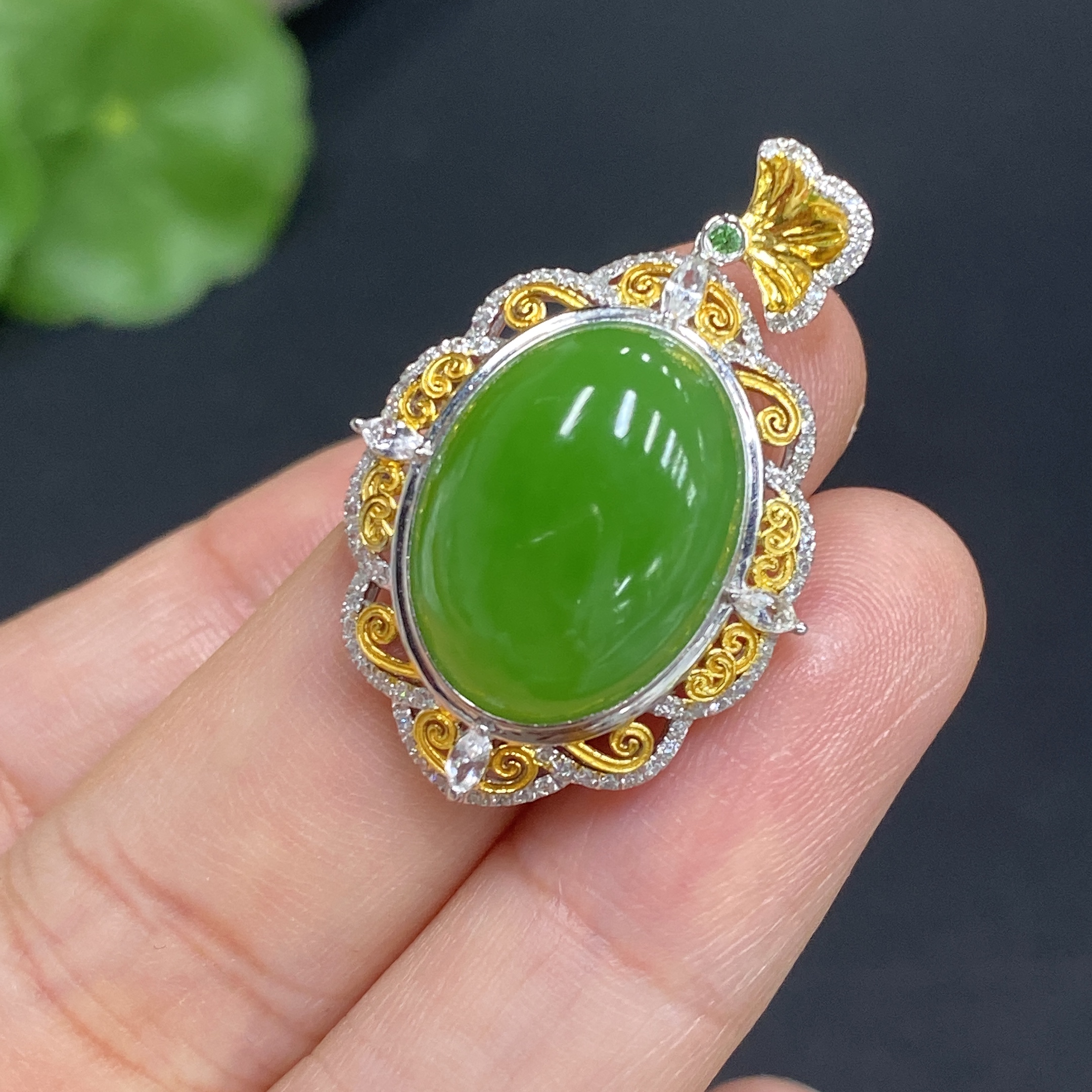 H34985653 Hetian Jade Jasper Cabochon Pendant in 18K Gold, Total Weight Approx. 3.9g, Accented with Colorless Round Diamonds