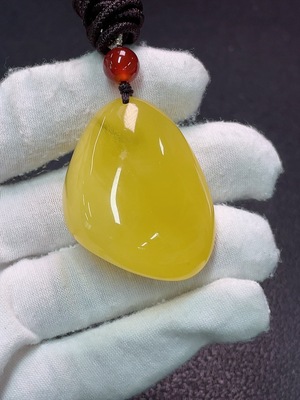 C34990303 Amber Beeswax Pendant Total Weight Approx. 17.23g with Rope