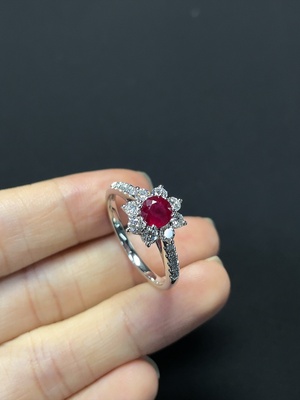 C46535802 红宝石戒指 18k金 货品总重约4.11g 卡5mm左右 圈口19.5 非钻