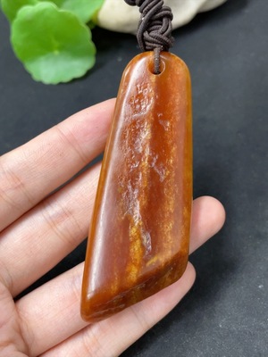 H42957009 和田玉挂件    皮色成因未定 含其他矿物成分  货品总重约（含绳）53.2g