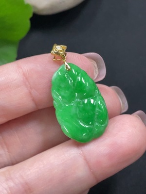 F20305246 Jadeite Lotus Leaf Pendant with 18K Gold Clasp, Total Weight 2.254g