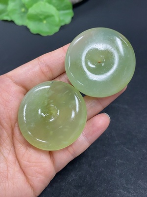 H42953702 岫玉（蛇纹石玉）挂件    平安扣    货品总重约66g