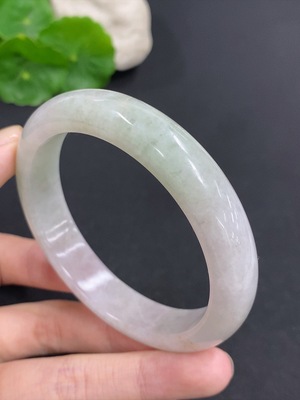 F39600478 翡翠正圈手镯 货品总重量约61.8克 圈口59.5