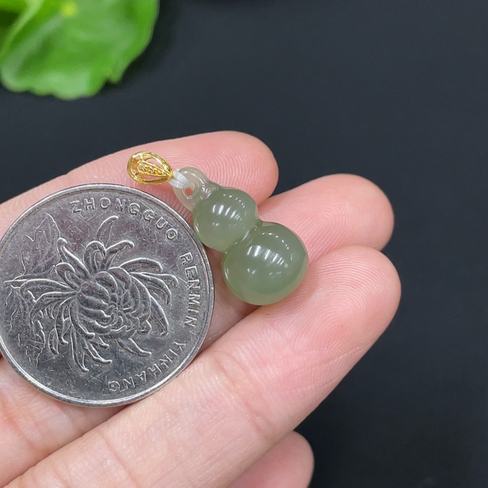 H29412153 Hetian Jade Pendant Gourd with 18k Gold Clasp Total Weight Approx. 2g