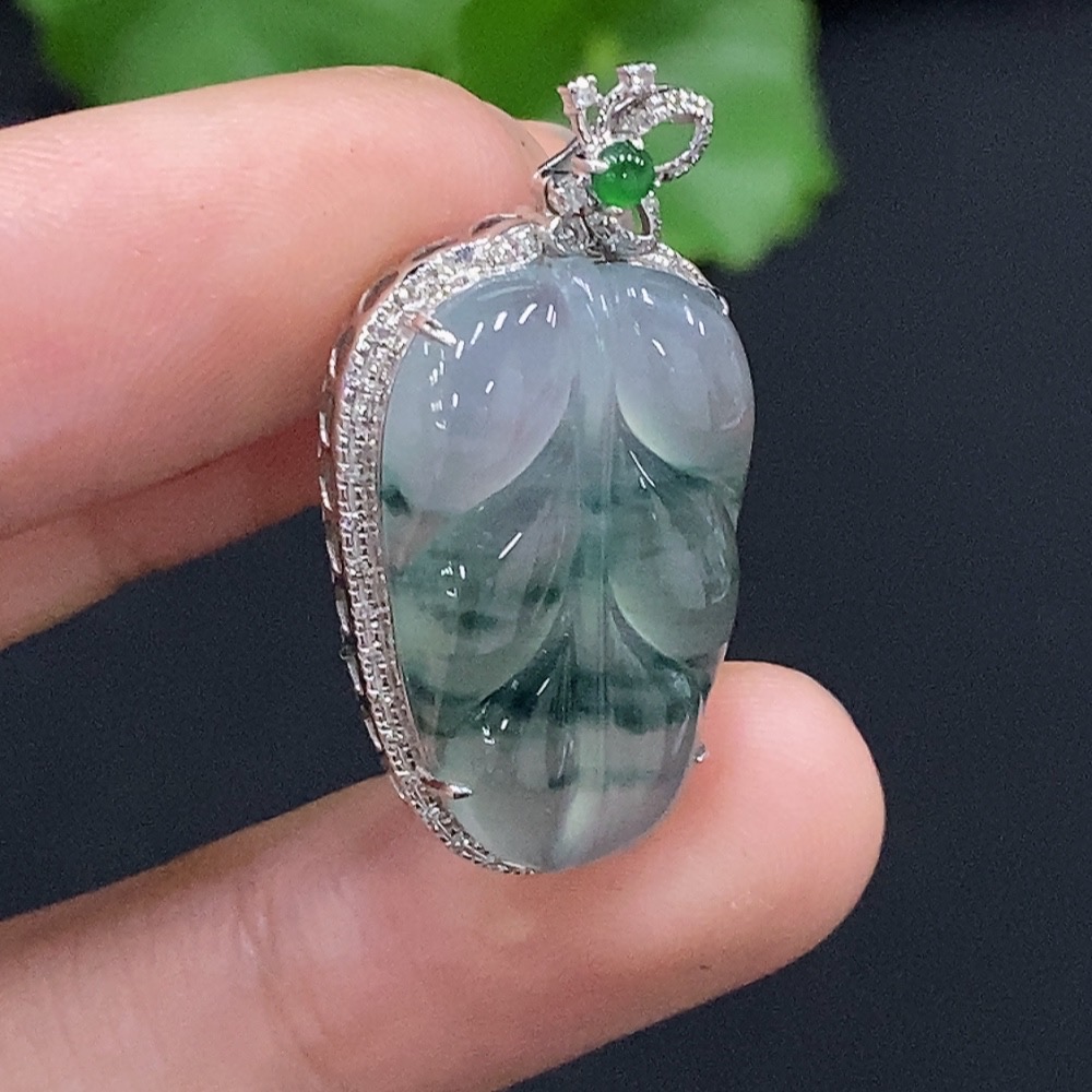 F32753791 Jadeite leaf inlaid pendant 18K gold, total weight approx. 3.94g