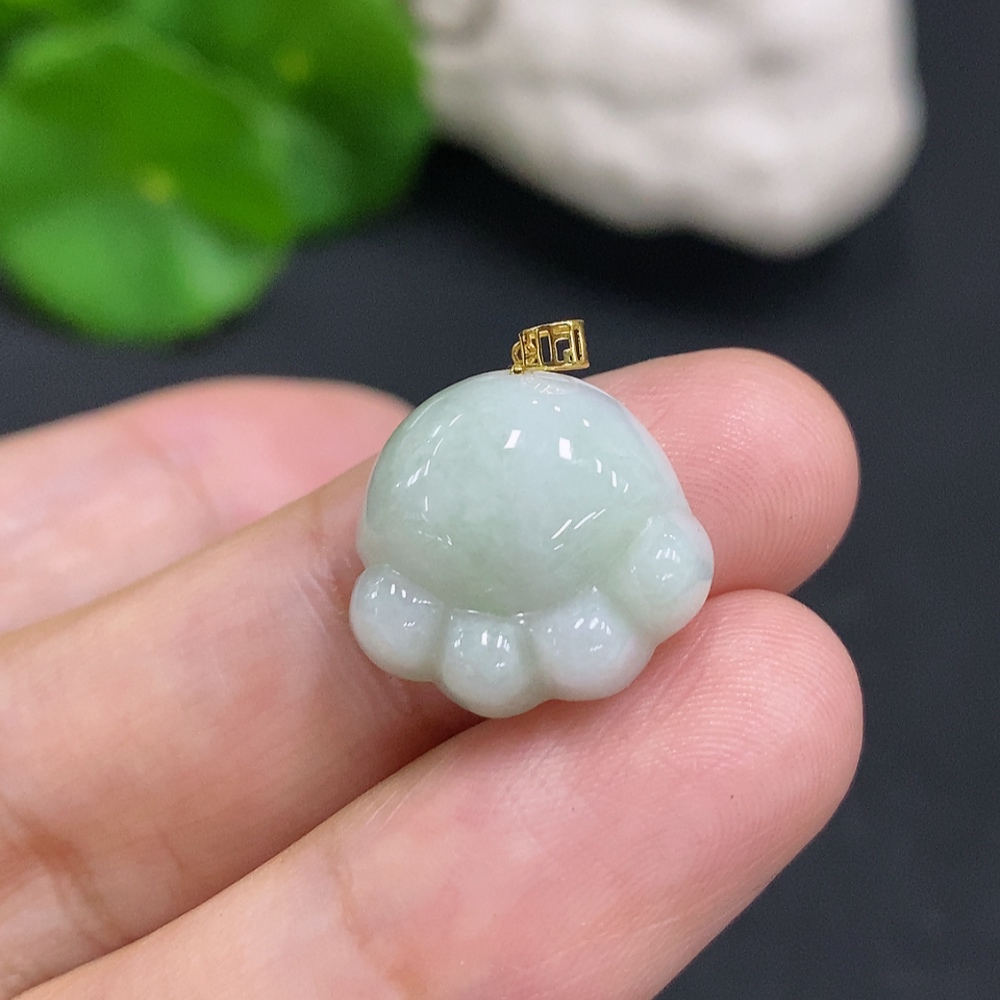 F29316054 Jadeite Pendant with 18K Gold Clasp, Total Weight Approximately 2.9g