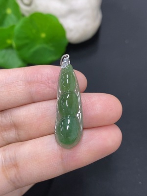 F46552129 翡翠福豆挂件 18k金扣头 货品总重量约2.6克