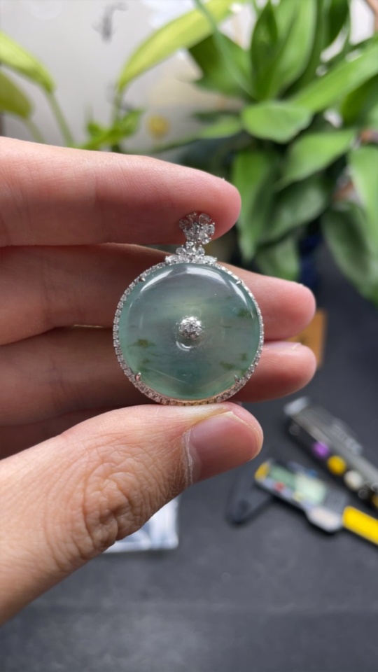 F35137157 Jadeite Peace Knot Pendant Set in 18k Gold with Diamond Accents, Total Weight Approximately 8.75g