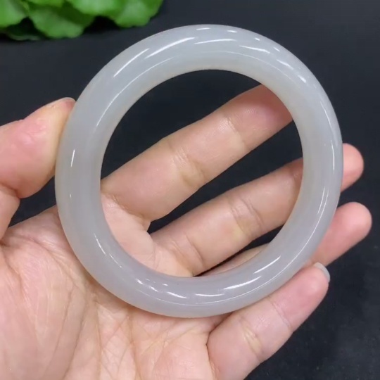 H32772002 Hetian Jade Round Bangle Size 55 Total Weight Approx. 53.4g