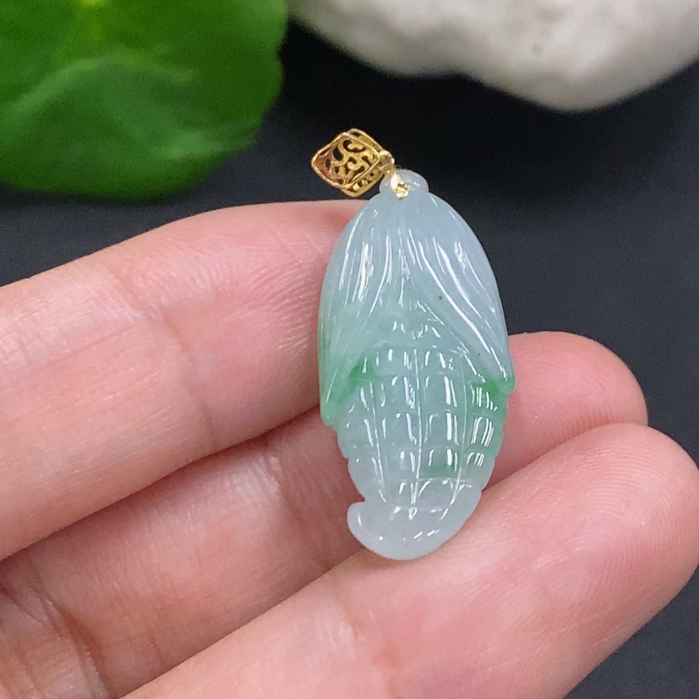 F34022263 Jadeite Corn Pendant with 18K Gold Clasp, Total Weight Approximately 4.2g