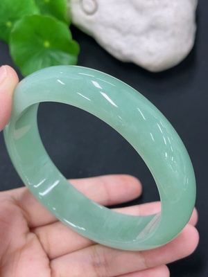 F43089013 翡翠正圈手镯 货品总重约64.9g 58.2圈口