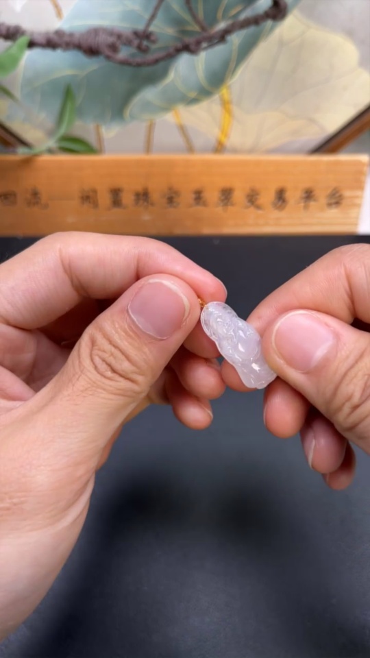 F35107121 Jadeite God of Wealth Pendant with 18K Gold Clasp, Total Weight Approx. 2.3g