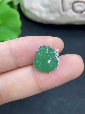F46571365 翡翠挂件 葫芦  货品总重约1.07g