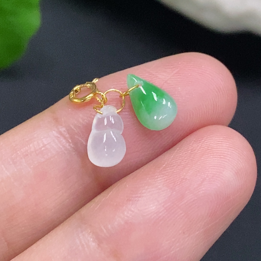 F31621451 Jadeite Pendant with 18K Gold Clasp, Total Weight Approx. 0.5g