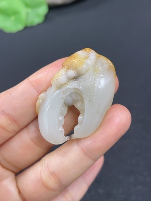 H42954140 和田玉挂件    蟹钳    货品总重约14g      皮色成因未定