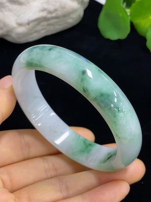 F46481382 翡翠正圈手镯  58.7圈口 货品总重约59.11克 含其他矿物成分