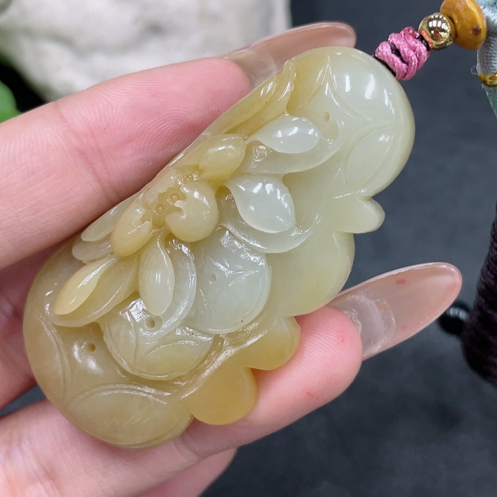 H32823686 Hetian Jade Pendant Lotus